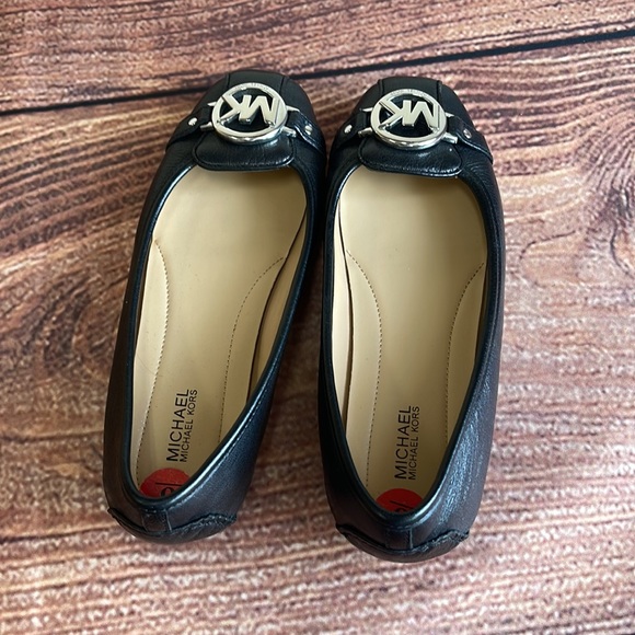 (NWOT T) Michael Kors Shoes Size 6. - Picture 2 of 5